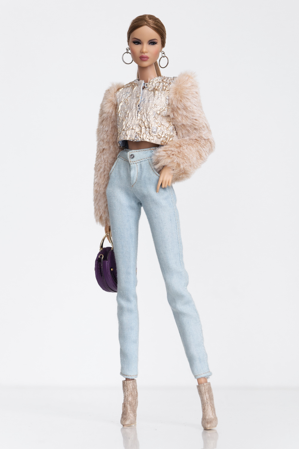 {Oversized Cropped Jacket}
Brocade in light gold and silver.
With light brown fur sleeves.